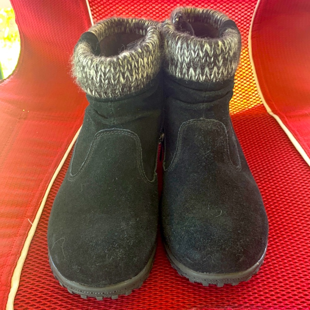 NWOT Khombu SUPER comfy and warm boots-great for Spring weather!